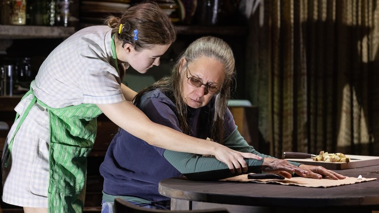 Millicent Simmonds' Bernice interacting Laurie Metcalf's Raleigh on a table