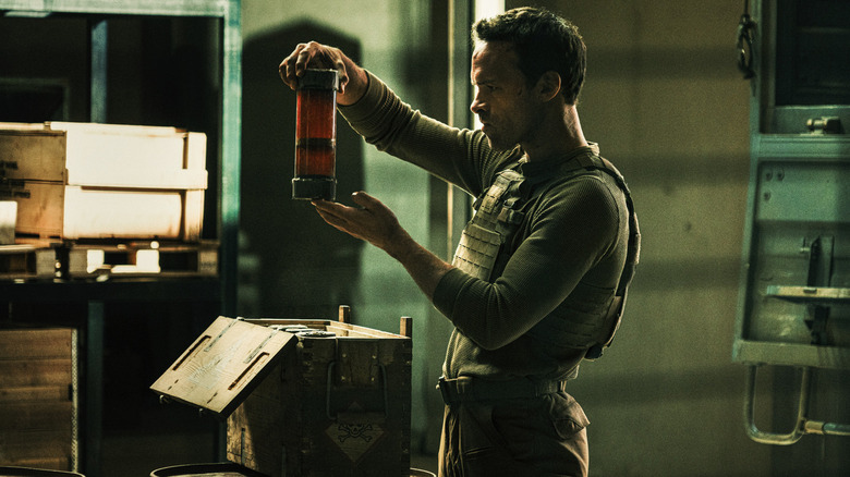 Guy holding a canister in The Wages of Fear remake